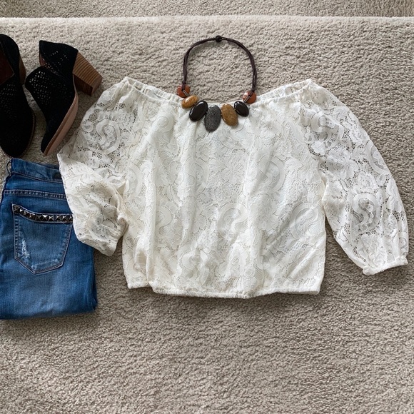 Cupcakes and Cashmere Karla Lace Blouse - Picture 3 of 8